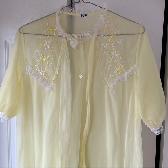 Vintage 1950’s Pale Yellow Robe with Embroidered Design & Lace Trim - Picture 5 of 11